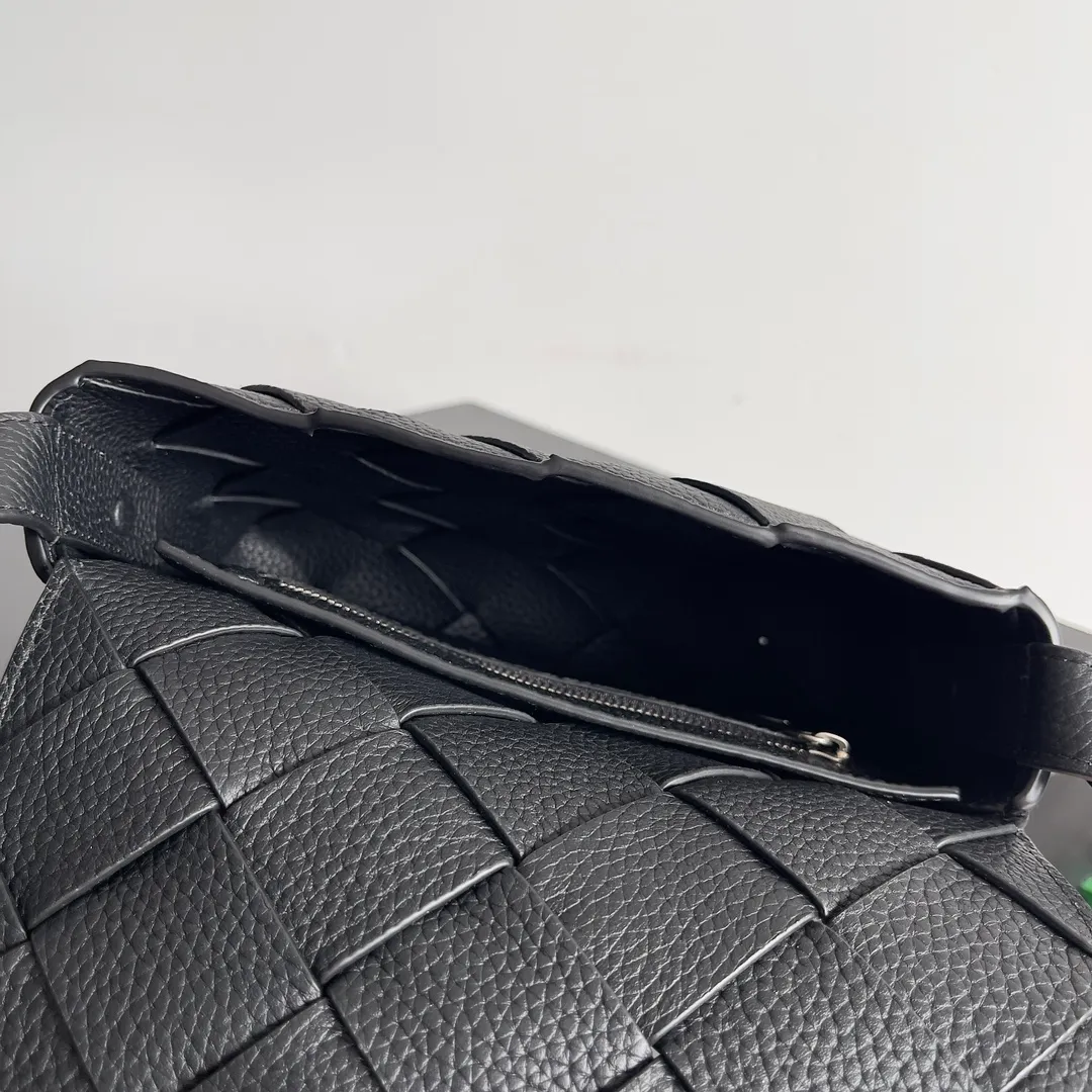 Batch 1860 BOTTEGA VENETA new Diago crossbody bag The diagonally built dynamic silhouette shows unique ingenuity. As a member of the B family's early autumn series, it uses the highest quality calfskin. The entire bag is softer, thicker and heavier, and durable. It is equipped with an adjustable strap. The texture of the 3cm wide leather strap is very similar to the litchi pattern. It is slightly stiffer than the litchi pattern. It is low-key, luxurious and full of connotation. It is refreshing and comfortable to match the upper body. Hu Yitian was also successfully captured by it. Style number: 795637 Size: 22.5*16.5*5.5cm